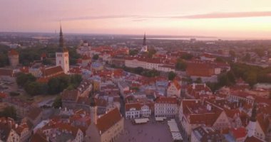 Güzel hava mor günbatımı manzarasını yukarıdan Tallinn eski şehir. Şaşırtıcı Estonya.