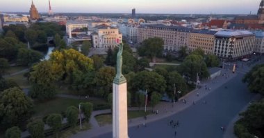 Milda - Riga özgürlük heykeli hava görünümünü. Panoramik görünüm.