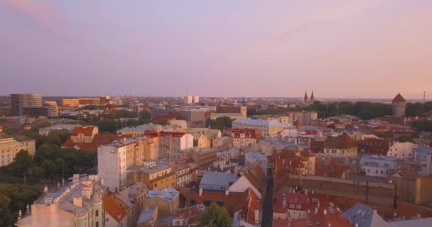 Mooie Paarse Zonsondergang Luchtfoto Van Oude Binnenstad Van Tallinn Van — Stockvideo