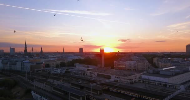 Vista Aérea Pôr Sol Torre Relógio Perto Cidade Velha Com — Vídeo de Stock