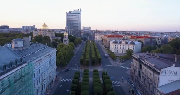 Letecký Pohled Západ Slunce Věže Poblíž Staré Město Obrovským Riga — Stock video