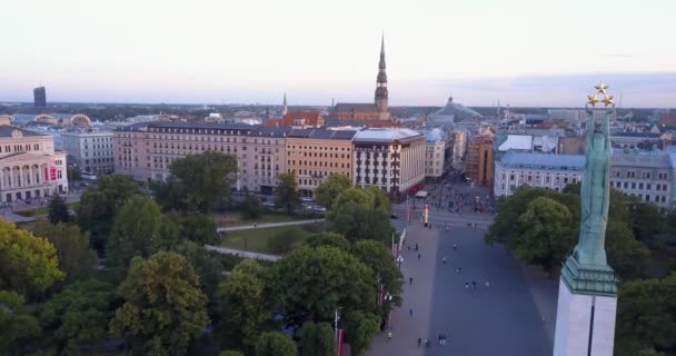 Milda Riga Özgürlük Heykeli Hava Görünümünü Panoramik Görünüm — Stok video