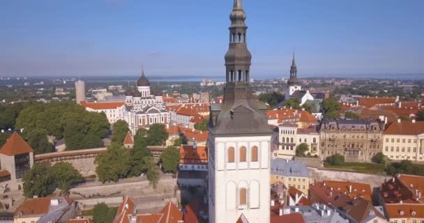 Niesamowity Widok Lotu Ptaka Tallinn Stare Miasto Pobliżu Rynku Głównego — Wideo stockowe