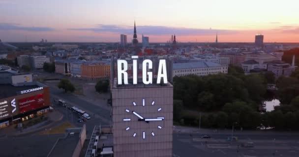 Vista Aérea Atardecer Torre Del Reloj Cerca Del Casco Antiguo — Vídeo de stock