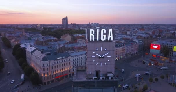 Solnedgången Flygfoto Över Klocktornet Nära Gamla Stan Med Enorma Riga — Stockvideo