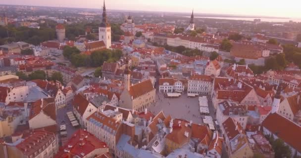 Vacker Lila Solnedgången Flygfoto Över Tallinn Gamla Stan Från Ovan — Stockvideo