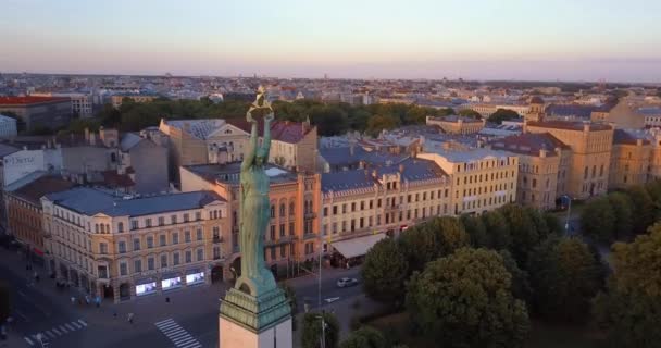 Luchtfoto Van Milda Statue Liberty Riga Panoramisch Kijkt — Stockvideo