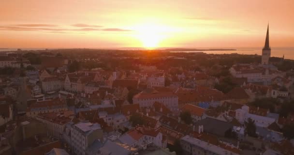 Wunderschöne Lila Luftaufnahme Des Sonnenuntergangs Von Der Tallinner Altstadt Von — Stockvideo