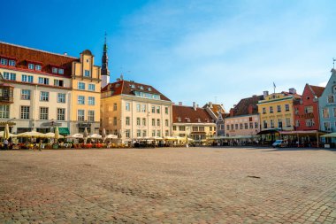 10 Haziran 2018. Tallinn, Estonya. Tallinn eski şehrin dar sokakları, ortaçağ binaları ve küçük Restoranlar, kafeler. 