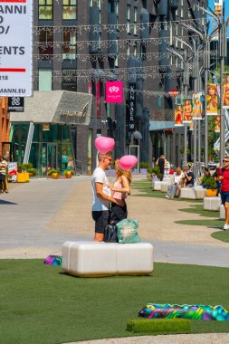 20 Haziran 2018. Tallinn, Estonya. Tallinn, Rotermann bölge aşk balonlarda altında genç romantik çift. 