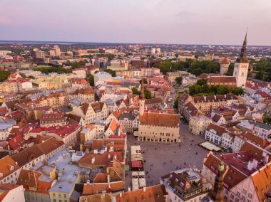 Eski Şehir, Tallinn Estonya Raekoja plats, Kalesi ve eski ortaçağ kuleler üzerinde güzel turuncu günbatımı. 