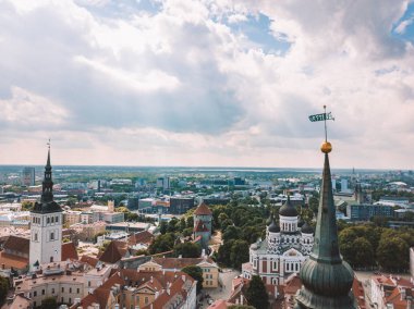 Birçok eski ile Tallinn eski şehrin havadan görünümü şaşırtıcı deniz ve kale ufukta evler.