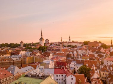 Eski Şehir, Tallinn Estonya Raekoja plats, Kalesi ve eski ortaçağ kuleler üzerinde güzel turuncu günbatımı. 