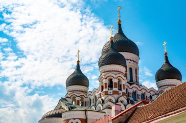Ana Kilisesi güzel eski şehir, Tallinn Estonya küçük evler ve Raekoja plats 