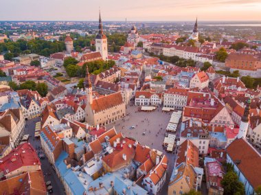 Eski Şehir, Tallinn Estonya Raekoja plats, Kalesi ve eski ortaçağ kuleler üzerinde güzel turuncu günbatımı. 