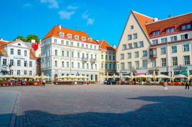 10 Haziran 2018. Tallinn, Estonya. Tallinn eski şehrin dar sokakları, ortaçağ binaları ve küçük Restoranlar, kafeler.