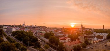 Eski Şehir, Tallinn Estonya Raekoja plats, Kalesi ve eski ortaçağ kuleler üzerinde güzel turuncu günbatımı. 