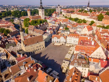 İnanılmaz hava manzarası, Tallinn Belediye Meydanı Eski Pazar Meydanı, Estonya ile. Estonya güzel eski ortaçağ şehir.
