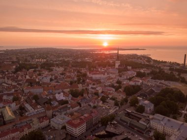 Eski Şehir, Tallinn Estonya Raekoja plats, Kalesi ve eski ortaçağ kuleler üzerinde güzel turuncu günbatımı.