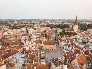 Eski Şehir, Tallinn Estonya Raekoja plats, Kalesi ve eski ortaçağ kuleler üzerinde güzel turuncu günbatımı. 