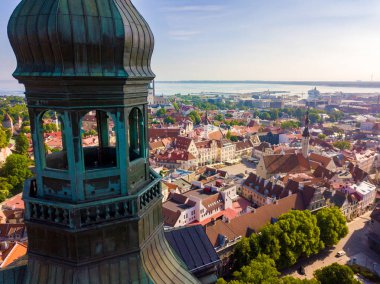 İnanılmaz hava manzarası, Tallinn Belediye Meydanı Eski Pazar Meydanı, Estonya ile. Estonya güzel eski ortaçağ şehir.