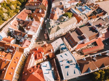 İnanılmaz hava manzarası, Tallinn Belediye Meydanı Eski Pazar Meydanı, Estonya ile. Estonya güzel eski ortaçağ şehir.