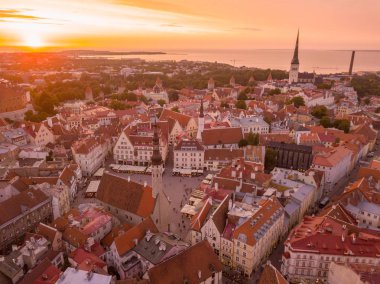 Eski Şehir, Tallinn Estonya Raekoja plats, Kalesi ve eski ortaçağ kuleler üzerinde güzel turuncu günbatımı. 