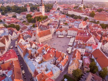 Eski Şehir, Tallinn Estonya Raekoja plats, Kalesi ve eski ortaçağ kuleler üzerinde güzel turuncu günbatımı. 