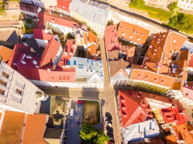 İnanılmaz hava manzarası, Tallinn Belediye Meydanı Eski Pazar Meydanı, Estonya ile. Estonya güzel eski ortaçağ şehir.