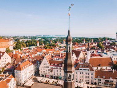 İnanılmaz hava manzarası, Tallinn Belediye Meydanı Eski Pazar Meydanı, Estonya ile. Estonya güzel eski ortaçağ şehir.