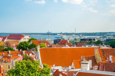 10 Haziran 2018. Tallinn, Estonya. Tallinn eski şehrin dar sokakları, ortaçağ binaları ve küçük Restoranlar, kafeler.