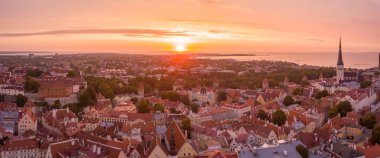Eski Şehir, Tallinn Estonya Raekoja plats, Kalesi ve eski ortaçağ kuleler üzerinde güzel turuncu günbatımı. 