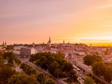 Eski Şehir, Tallinn Estonya Raekoja plats, Kalesi ve eski ortaçağ kuleler üzerinde güzel turuncu günbatımı. 