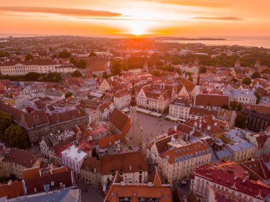 Eski Şehir, Tallinn Estonya Raekoja plats, Kalesi ve eski ortaçağ kuleler üzerinde güzel turuncu günbatımı. 