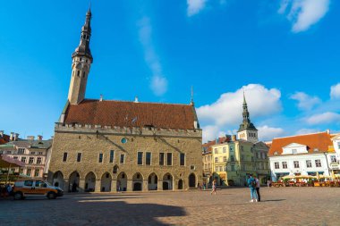 10 Haziran 2018. Tallinn, Estonya. Tallinn eski şehrin dar sokakları, ortaçağ binaları ve küçük Restoranlar, kafeler. 
