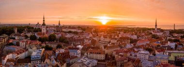 Eski Şehir, Tallinn Estonya Raekoja plats, Kalesi ve eski ortaçağ kuleler üzerinde güzel turuncu günbatımı. 