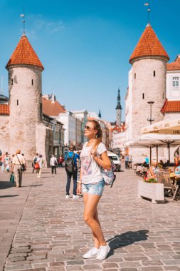 Genç kız eski şehir, modern bölge Rotermann de dahil olmak üzere Tallinn şehir keşfetmek