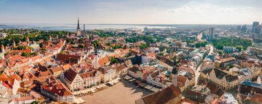 İnanılmaz hava manzarası, Tallinn Belediye Meydanı Eski Pazar Meydanı, Estonya ile. Estonya güzel eski ortaçağ şehir.