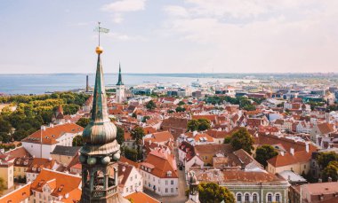 Birçok eski ile Tallinn eski şehrin havadan görünümü şaşırtıcı deniz ve kale ufukta evler.