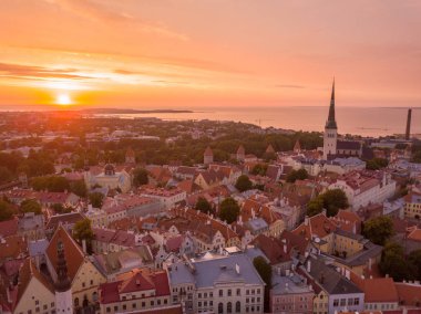 Eski Şehir, Tallinn Estonya Raekoja plats, Kalesi ve eski ortaçağ kuleler üzerinde güzel turuncu günbatımı. 