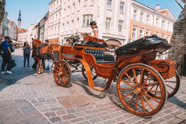 10 Haziran 2018. Tallinn, Estonya. Tallinn eski şehrin dar sokakları, ortaçağ binaları ve küçük Restoranlar, kafeler.