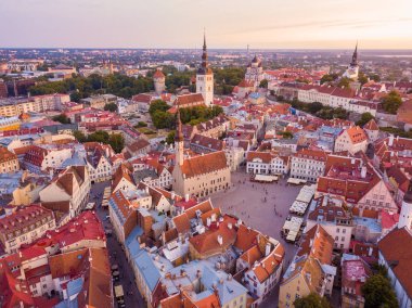 Eski Şehir, Tallinn Estonya Raekoja plats, Kalesi ve eski ortaçağ kuleler üzerinde güzel turuncu günbatımı. 