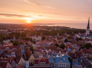 Eski Şehir, Tallinn Estonya Raekoja plats, Kalesi ve eski ortaçağ kuleler üzerinde güzel turuncu günbatımı. 