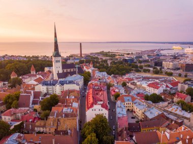 Eski Şehir, Tallinn Estonya Raekoja plats, Kalesi ve eski ortaçağ kuleler üzerinde güzel turuncu günbatımı. 