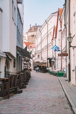 10 Haziran 2018. Tallinn, Estonya. Tallinn eski şehrin dar sokakları, ortaçağ binaları ve küçük Restoranlar, kafeler.
