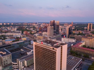 10 Haziran 2018. Tallinn, Estonya. Tallinn şehir günbatımı zamanı sırasında havadan görünümü.