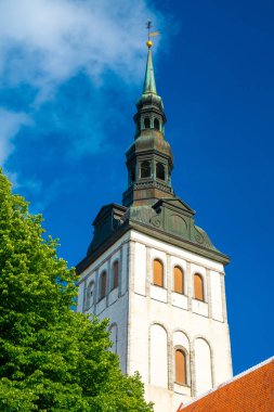 Ana Kilisesi güzel eski şehir, Tallinn Estonya küçük evler ve Raekoja plats