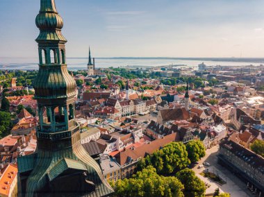 İnanılmaz hava manzarası, Tallinn Belediye Meydanı Eski Pazar Meydanı, Estonya ile. Estonya güzel eski ortaçağ şehir.