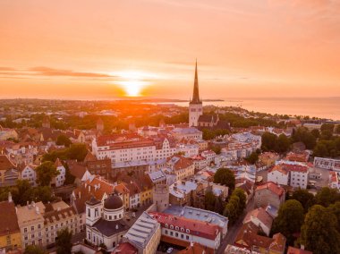 Eski Şehir, Tallinn Estonya Raekoja plats, Kalesi ve eski ortaçağ kuleler üzerinde güzel turuncu günbatımı. 