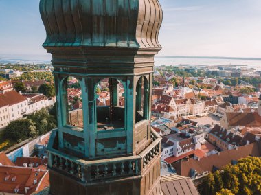İnanılmaz hava manzarası, Tallinn Belediye Meydanı Eski Pazar Meydanı, Estonya ile. Estonya güzel eski ortaçağ şehir.